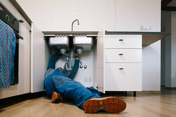 Professional Emergency Plumber technician working in Franklin, MI